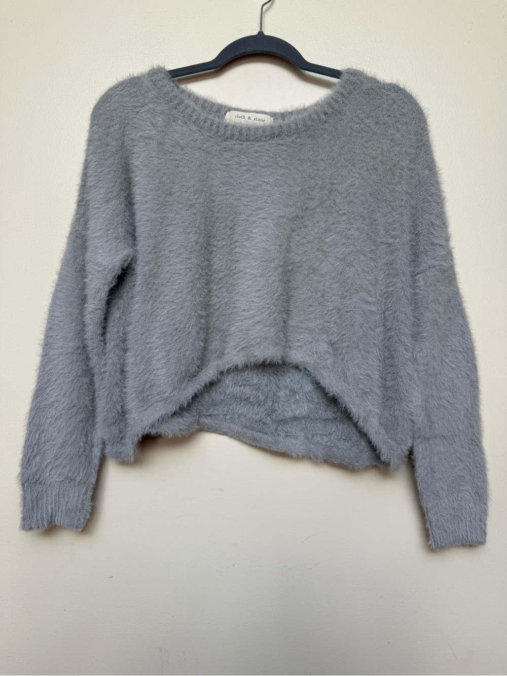 Cloth & Stone Fuzzy Cropped Sweater Curved Hem Gray Size Small